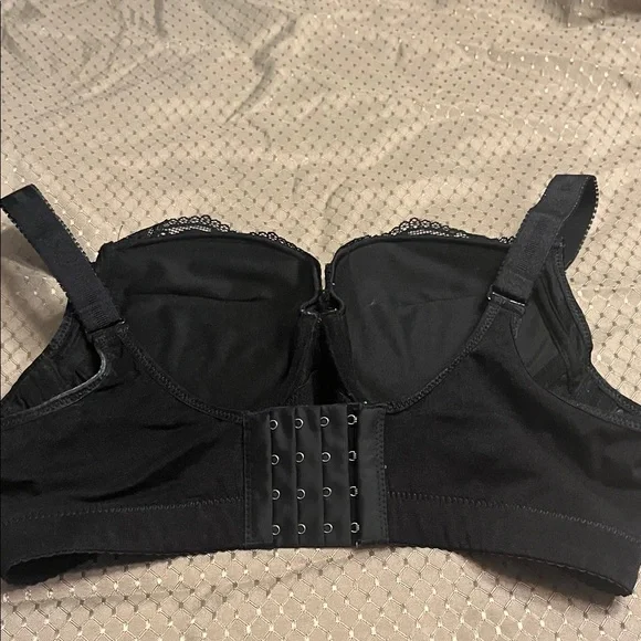 New Elegant Black Lace Bra with Jewel Accent - Picture 2 of 3